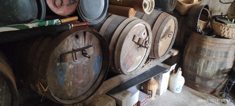 Balseiro e pipas de carvalho.