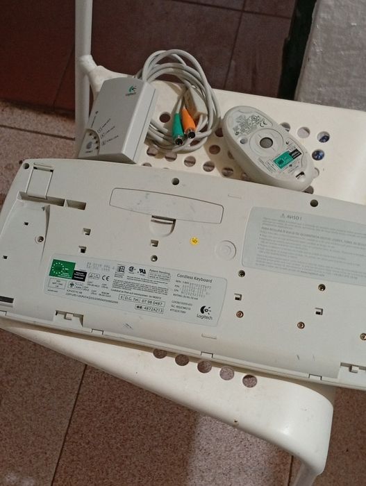 Teclado e Rato sem fios da Logitech com adaptador de conexão