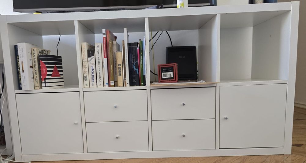 Estante IKEA KALLAX 4×2 com portas e gavetas – 147×77 cm
