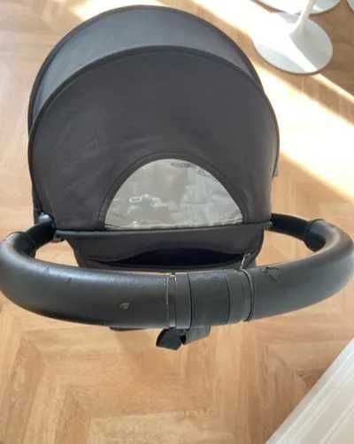 Carrinho de bebê compacto preto – leve, dobrável, em ótimo estado.