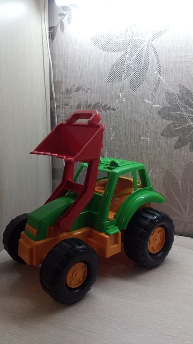 Іграшковий фронтальний навантажувач