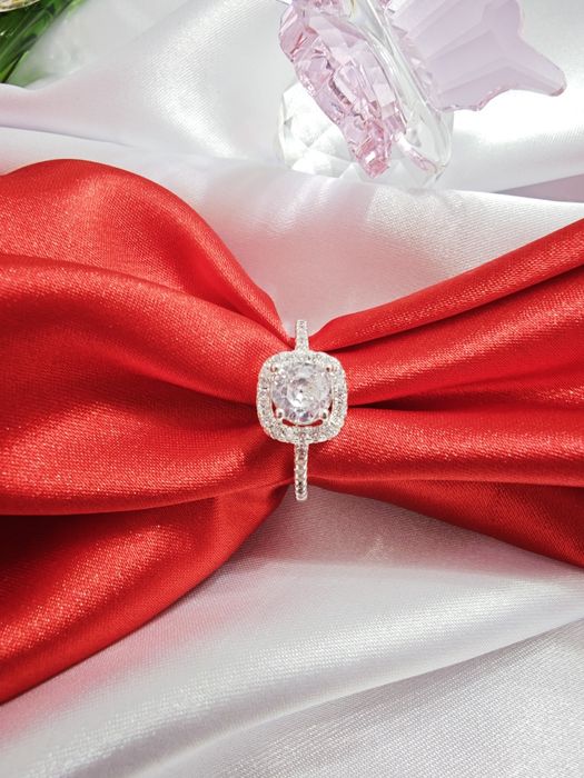 Nowy Pierścionek srebrny 925 z cyrkoniami roz 18 lub 19 mm do wyboru