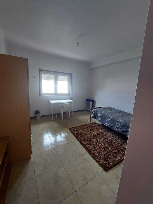 Quarto disponível para menina estudante, em apartamento T4, na urbanização Mantinhas (próximo da UTAD) Vila-Real.