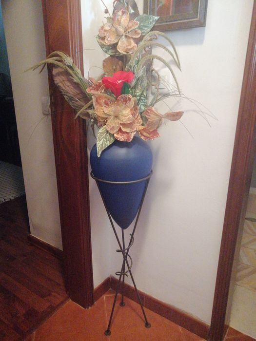 Jarra decorativa de pé alto