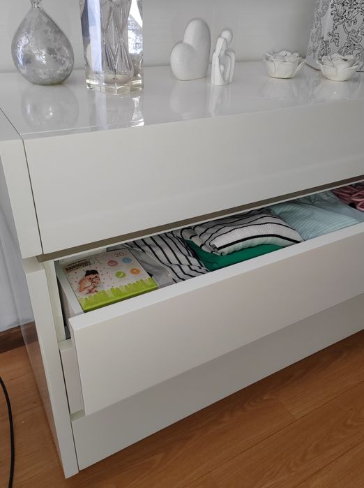 Cómoda branca lacada