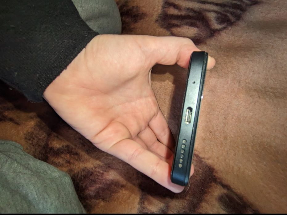 Телефон на запчасти Redmi 13 .