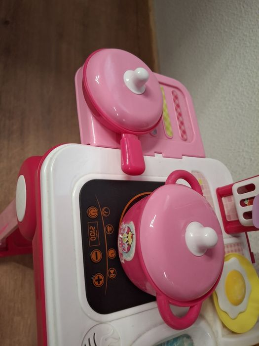 Mala portátil que é cozinha e acessórios