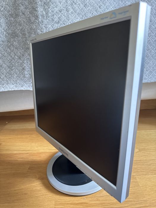 Monitor Samsung SyncMaster 710N W447245379668561922