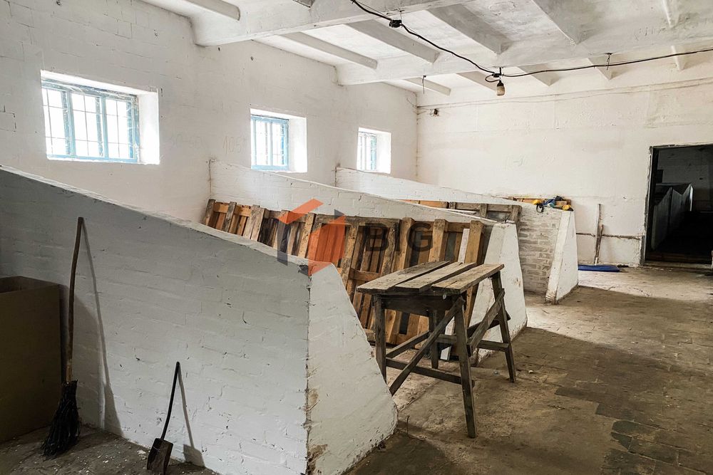 Продається цегляна будівля з повною інфраструктурою