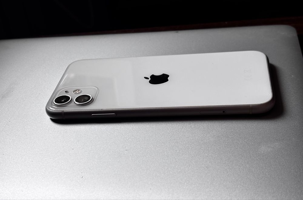 Продам iPhone 11 128 GB White (білий)
