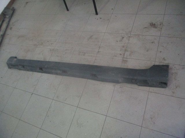 Embaladeira esquerda VOLKSWAGEN Passat (3B3)