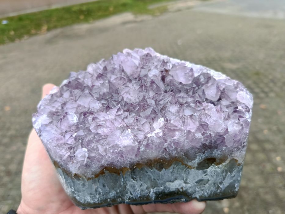 Naturalny kamień Ametyst w formie polerowanej geody groty