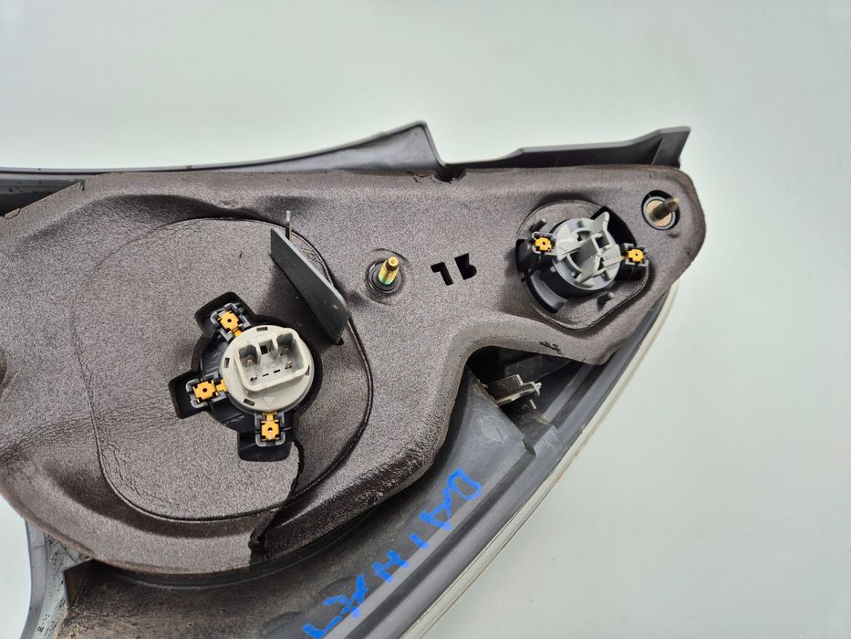 Lewa Tylna Tył Lampa Reflektor Daihatsu YRV Kompletna Europa Oryginał