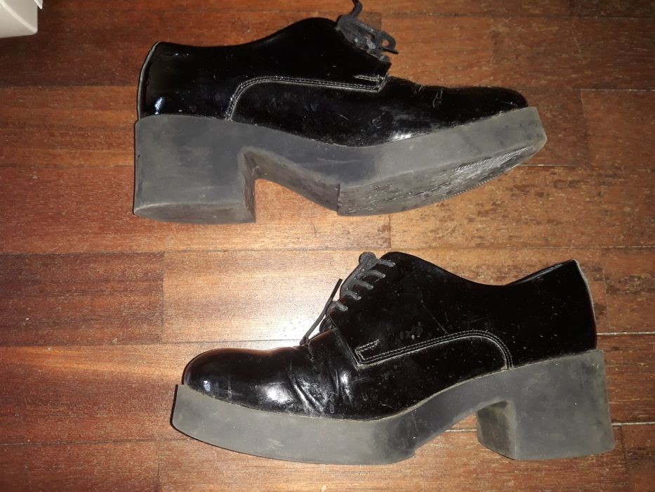 Sapatos pretos de verniz