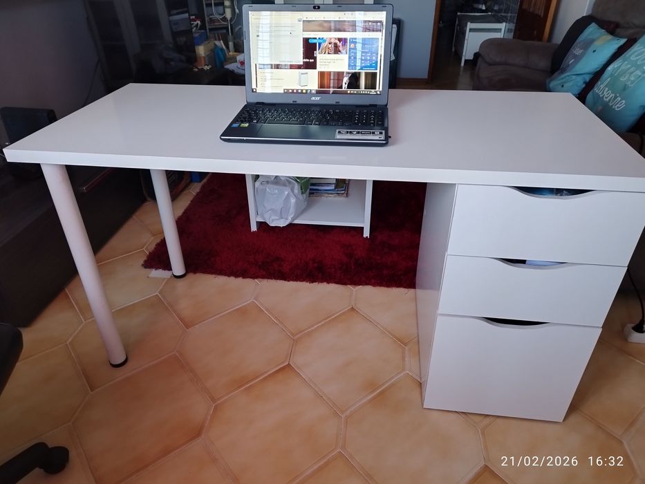 Secretária como nova com pouco uso e 1 cadeira também como nova.