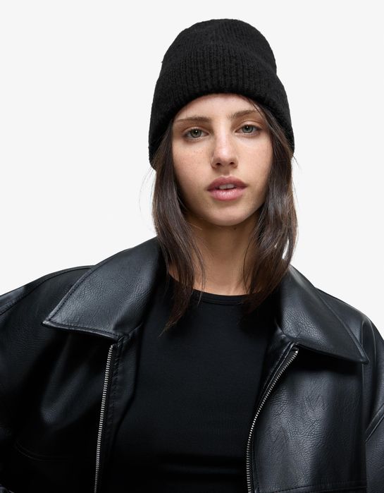 Bershka тепла шапка із суміші вовни чорного кольору