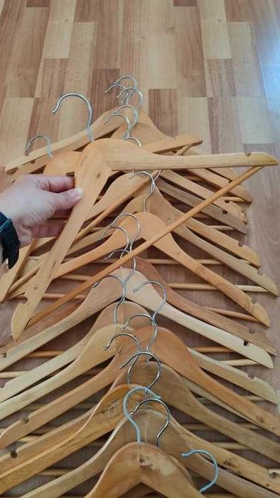 21 cabides de madeira