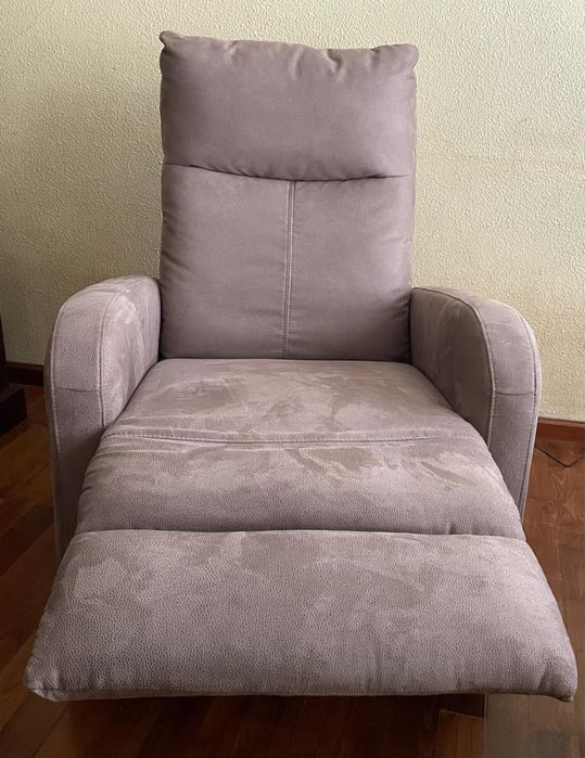 Poltrona elétrica reclinável estofada em microfibra
