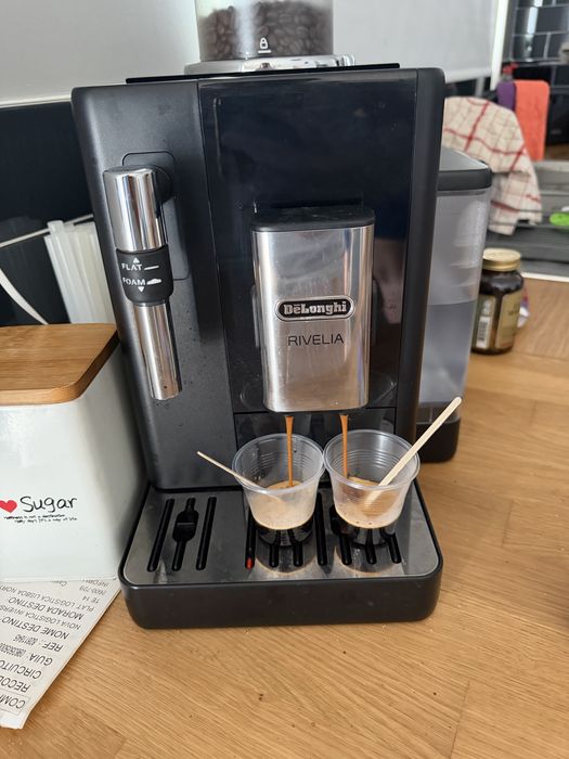 Maquina Cafe Delonghi Rivelia com garantia