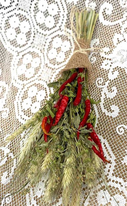 Букет з пшениці базиліку та червоних перчиків