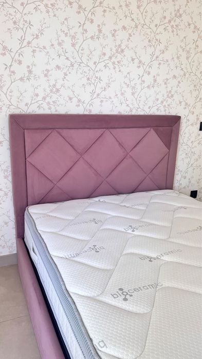 Cama com tecido aveludado