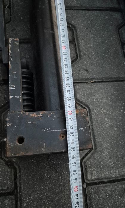 Siłownik hydrauliczny naczepy 100 cm długości, mocowanie sprężynowe