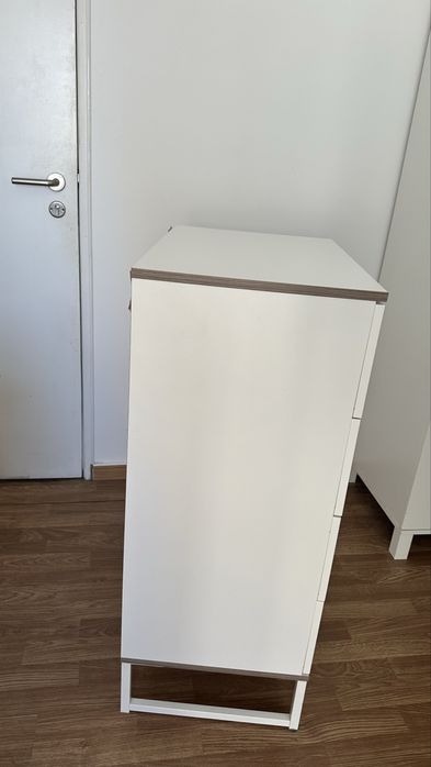 Cómoda branca com 4 gavetas