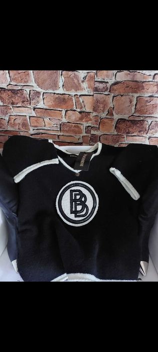 Elegancki sweter z bogatym logo włoskiej Marki Bibione