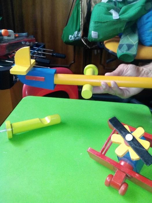 Varão cortinados com terminais decorativos para quarto de criança