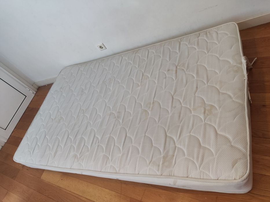 Mesa/ Sofá/ Colchão