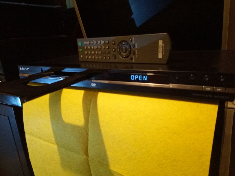 Leitor de dvds e CDs Sony com comando