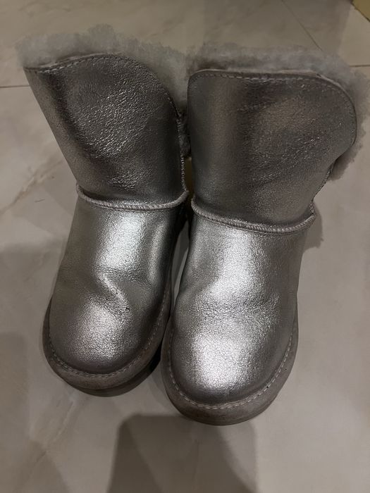 Зимове взуття для дівчинки( Уггі) розмір 32