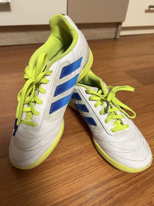 Спортивне взуття для футболу