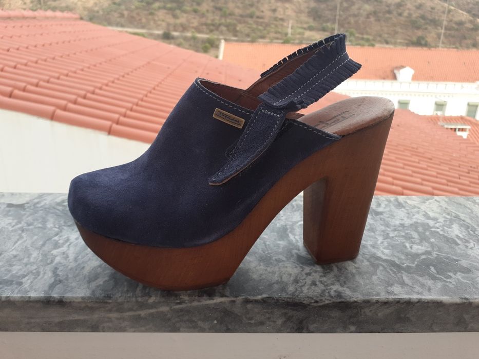 Sapatos novos azuis