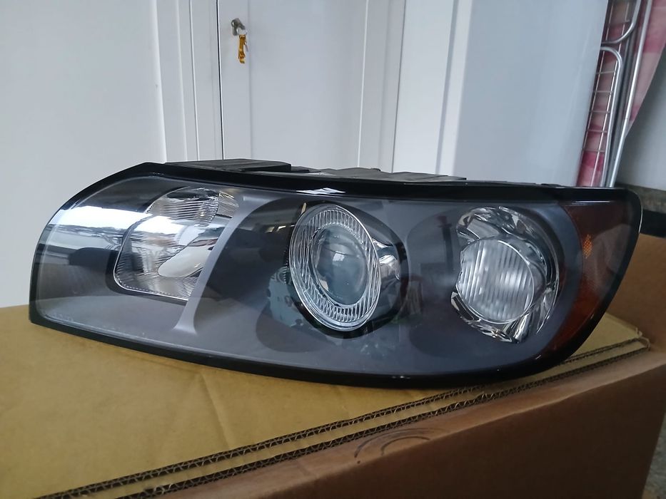 Farol dianteiro VOLVO V50 2007