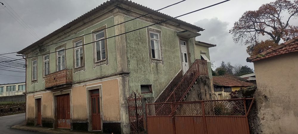 Vende-se  casa centenária