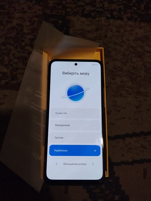 Смартфон Poco M5s в коробке с документами.