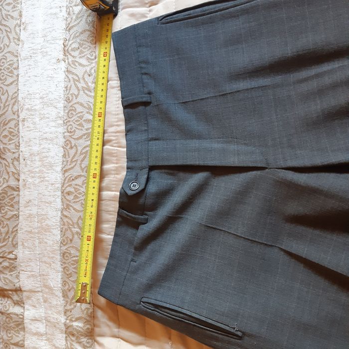 Calças cinza de fato .44 e outras castanhas como mostra as fotos.