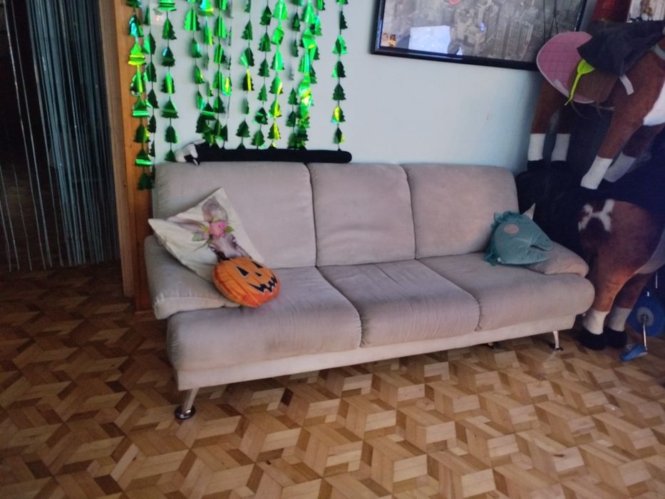 Łóżko szare . . .
