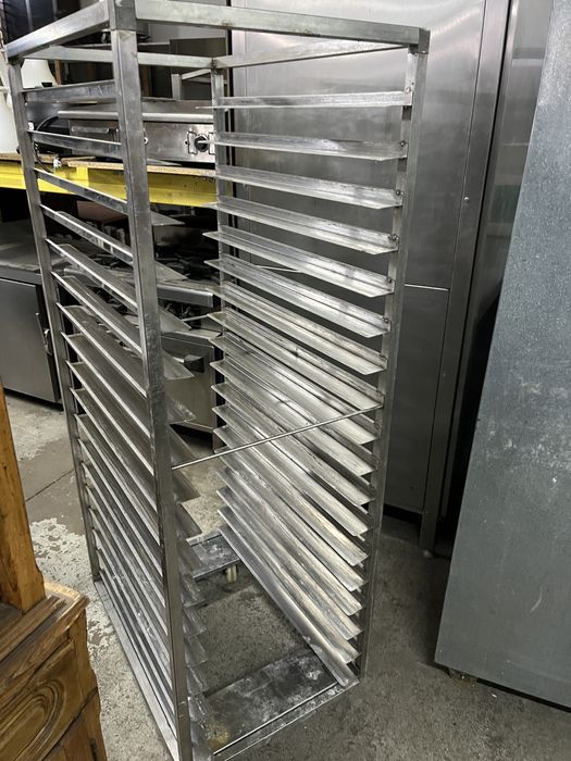 Carrinho em inox para tabuleiros 18 niveis