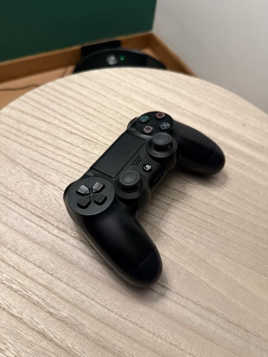 PS4 Slim com comando