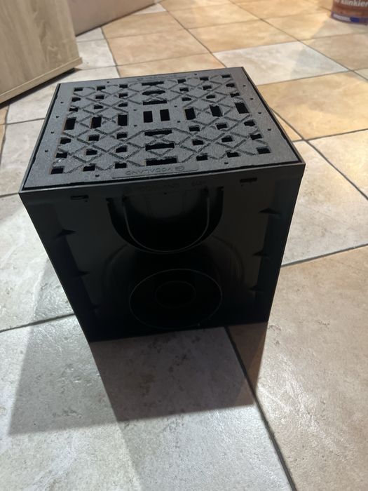 Studzienka plastikowa 250x250 z koszem i pokrywą