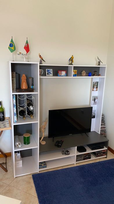 Armário para TV com suporte para 6 garrafas de vinho