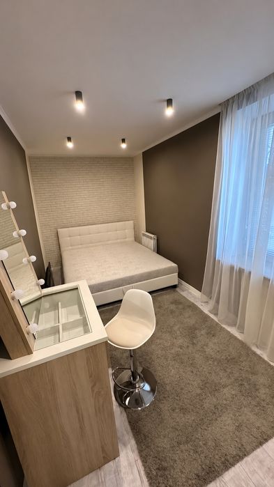 Продам 3-комн квартиру,автономное отопление ГАЗ  кирпичный дом, гараж, м. Левада