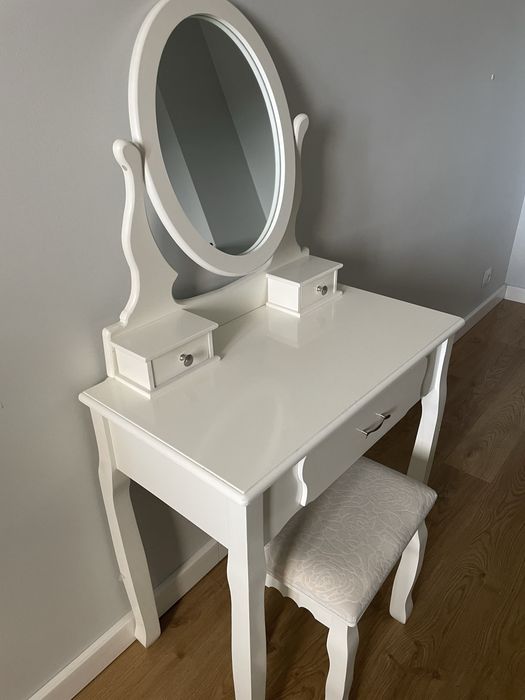 Toaletka elegancka biała