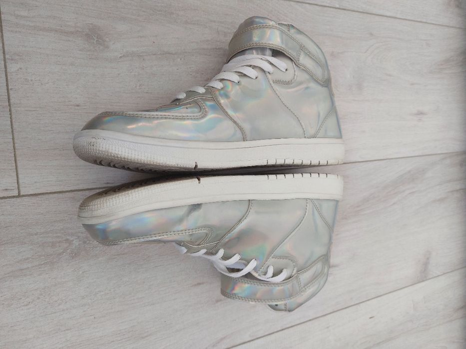 Holograficzne srebrne sneakersy Cropp 38