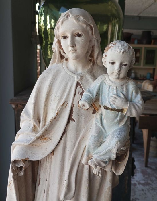 Antiga escultura em gesso Nossa Senhora com o Menino