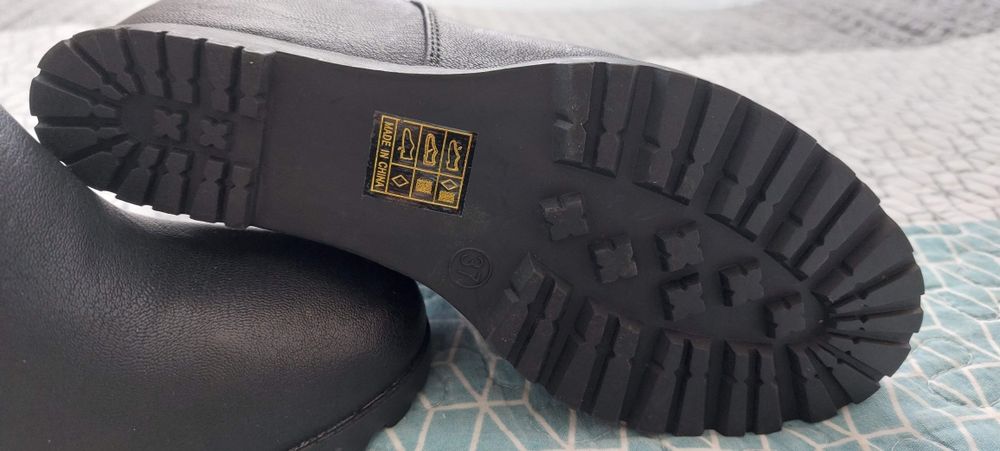 Black platform boots64286268705923123