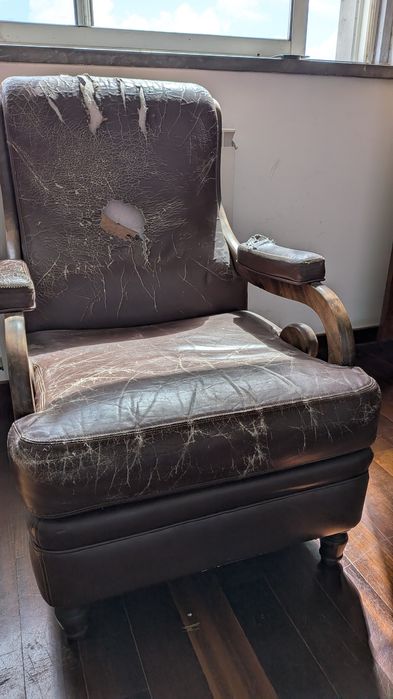 Lote 5 Cadeirões Art Déco em Pele – 3 em Estado normal + 2 para Restauro