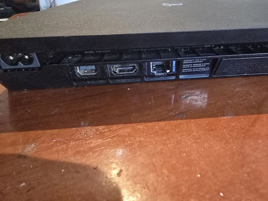 PlayStation 4 com 1 jogo e 1 comando